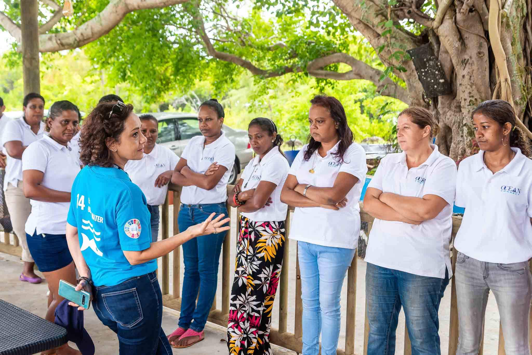 eco-conseiller-nations-unies-ile-maurice Coordinatrice du programme des nations unis de l'ile maurice parlant à un groupe de femmes mauriciennes sous un grand arbre